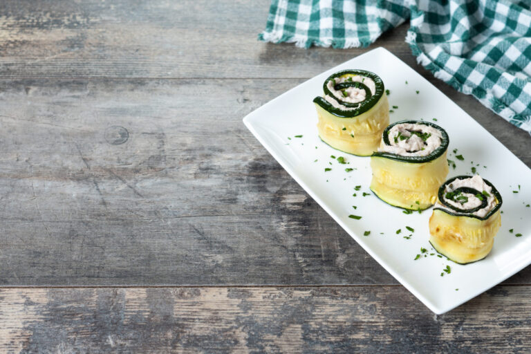 Looking for a delicious and healthy recipe? Look no further than these grilled zucchini rolls with cottage cheese, pesto, and dill.