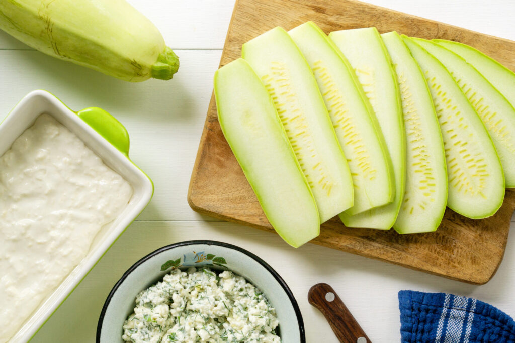 Looking for a delicious and healthy recipe? Look no further than these grilled zucchini rolls with cottage cheese, pesto, and dill.