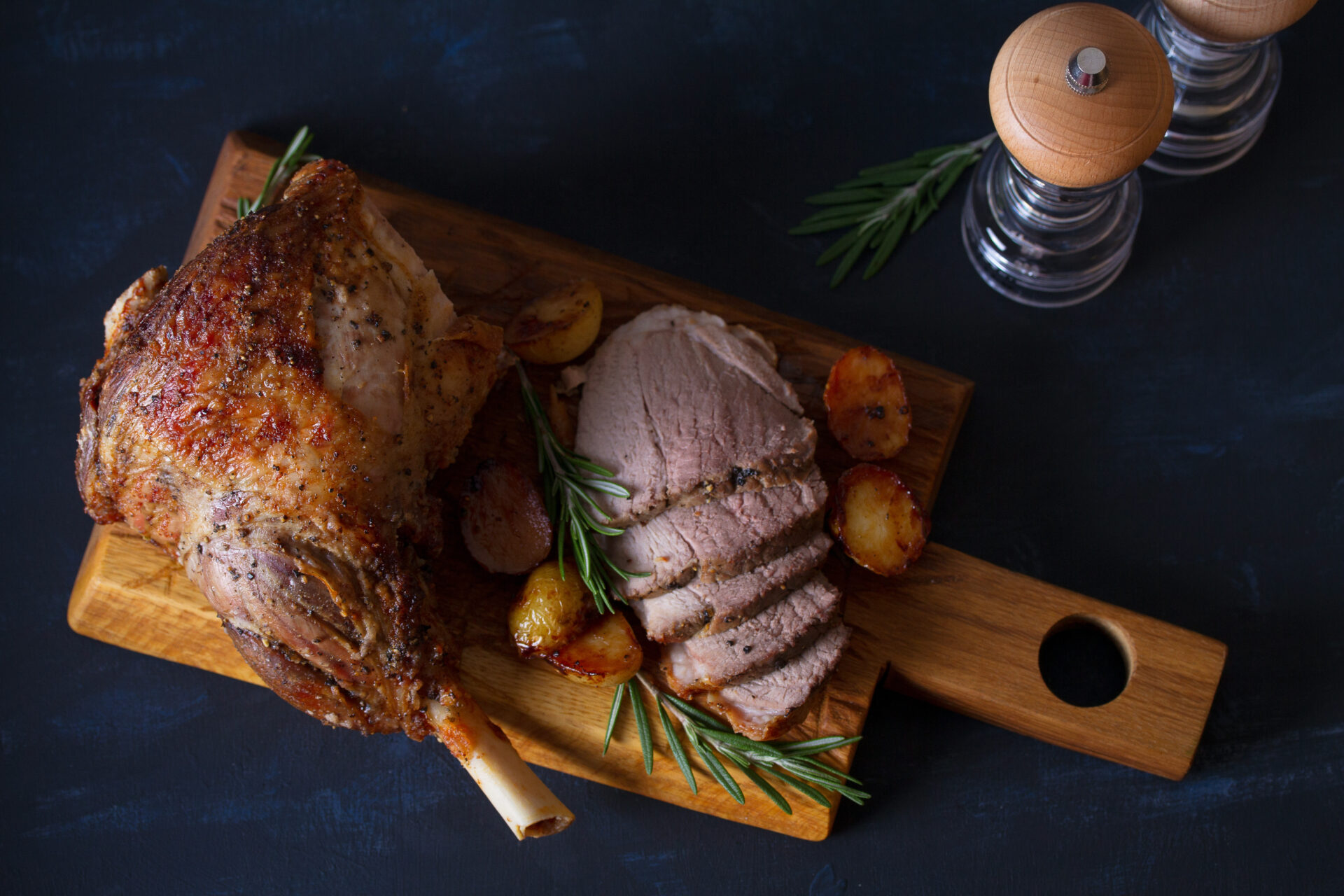 This recipe for roast leg of lamb with potatoes and rosemary is the perfect way to enjoy this delicious and healthy food. The lamb is roasted to perfection, and the potatoes are cooked in the same pan, absorbing all the flavor of the meat.