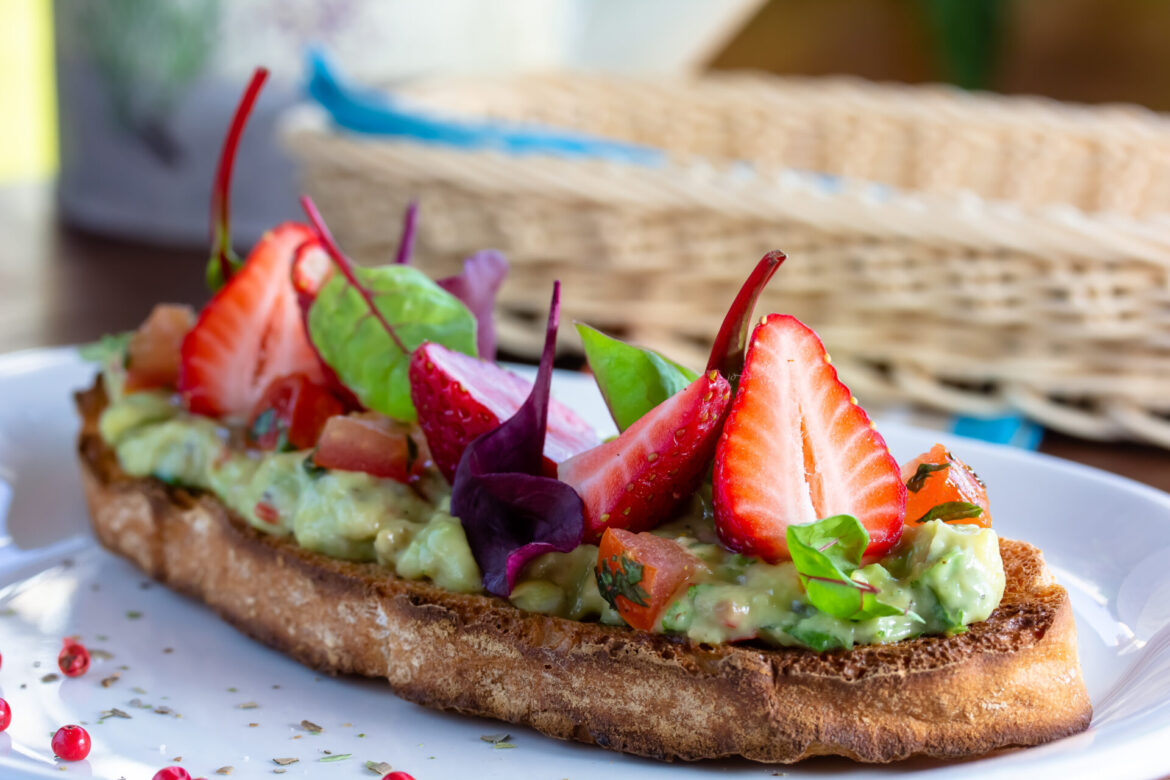 This recipe for smashed avocado bruschetta is just what you need! It's simple, quick and healthy. Try it now!