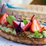 This recipe for smashed avocado bruschetta is just what you need! It's simple, quick and healthy. Try it now!