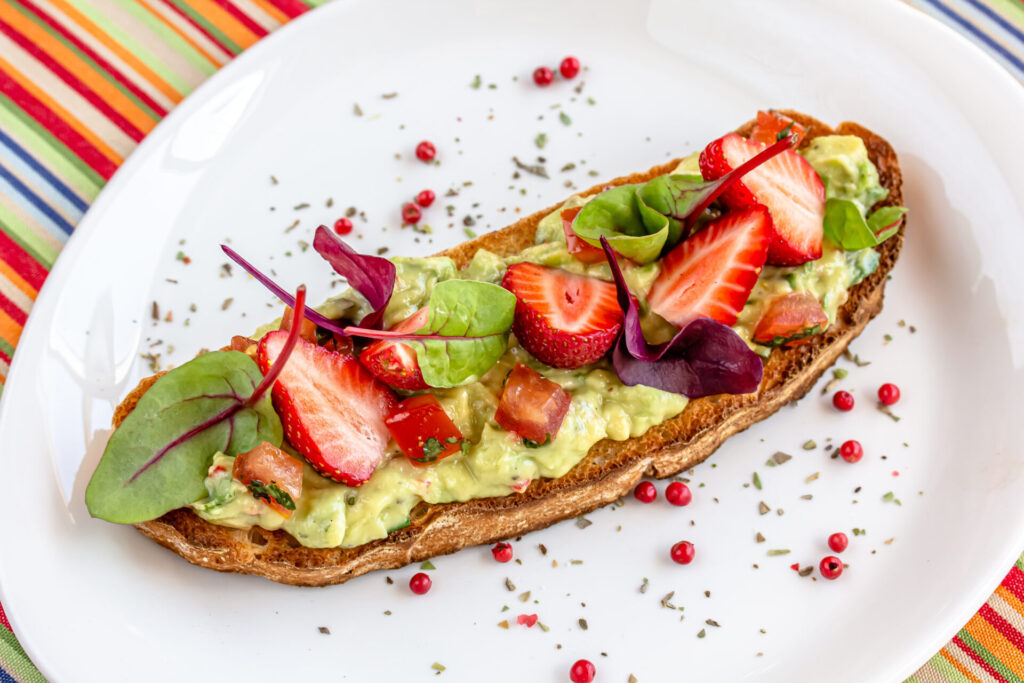 This recipe for smashed avocado bruschetta is just what you need! It's simple, quick and healthy. Try it now!