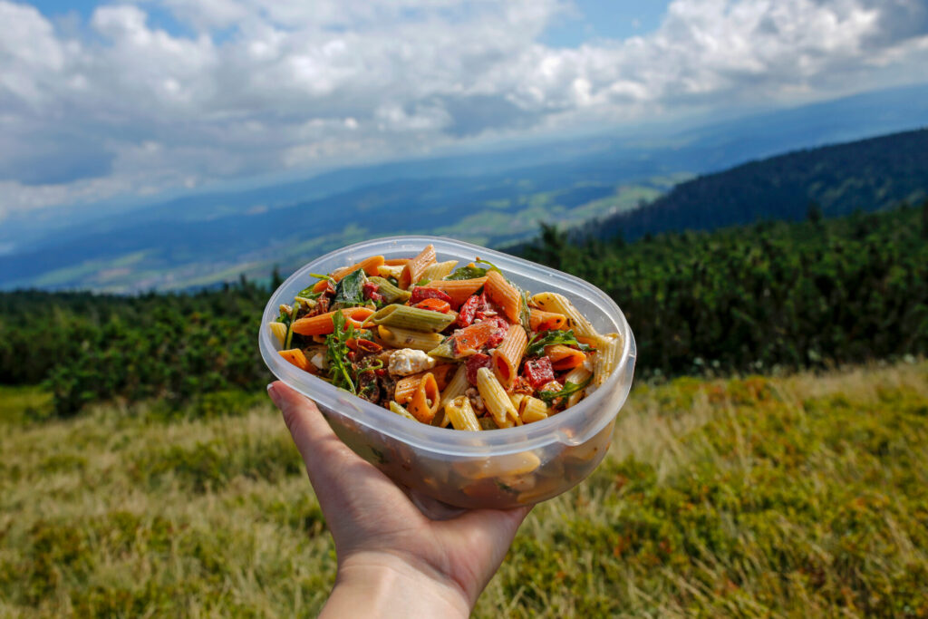 A pasta salad is a healthy and good food options for a day hike picnic. It is rich in carbohydrates, which help us to have energy while hiking. In addition, it contains many vitamins and nutrients such as vitamin A, iron and calcium, which are essential for overall well-being. Therefore, the pasta salad is an excellent option for a healthy and nutritious Day Hiking Lunch!